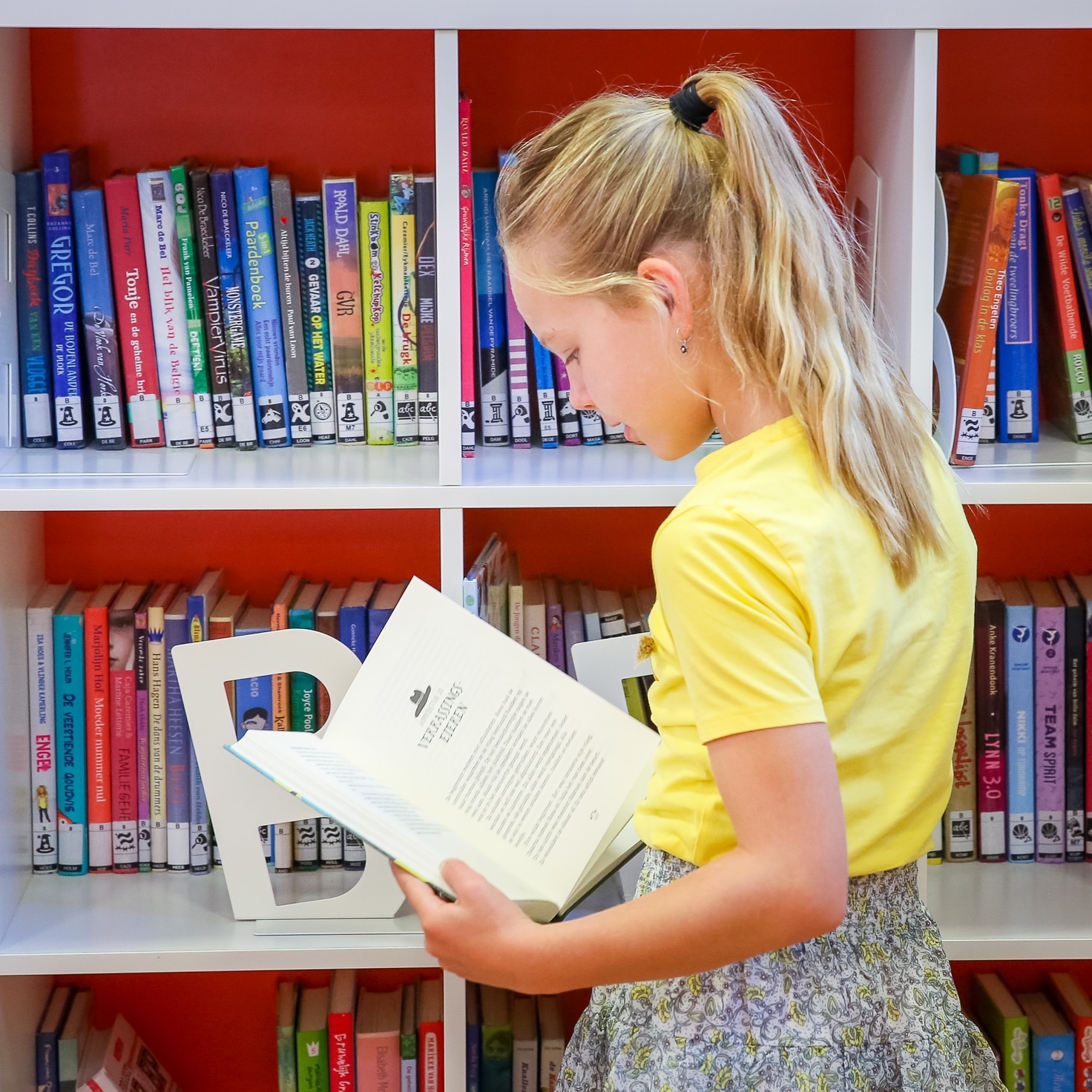 Meisje bij boekenkast